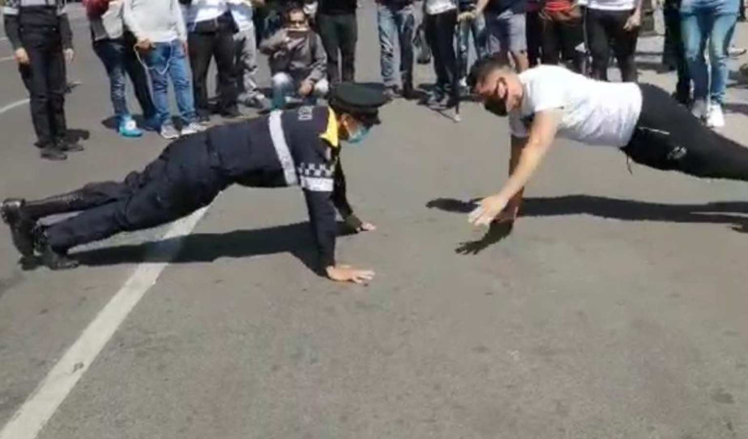 video-instructor-gym-reta-policia-lagartijas-y-pierde