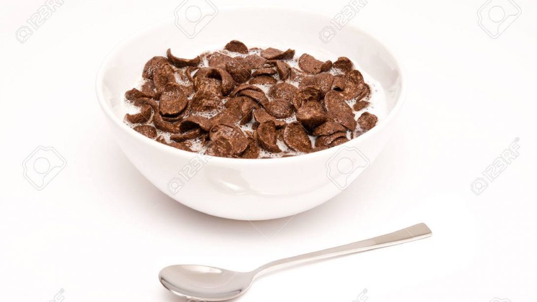 El cereal con leche es un alimento que varias podríamos comer a toda hora del día, sin embargo, ¿es realmente bueno comerlo durante la noche?