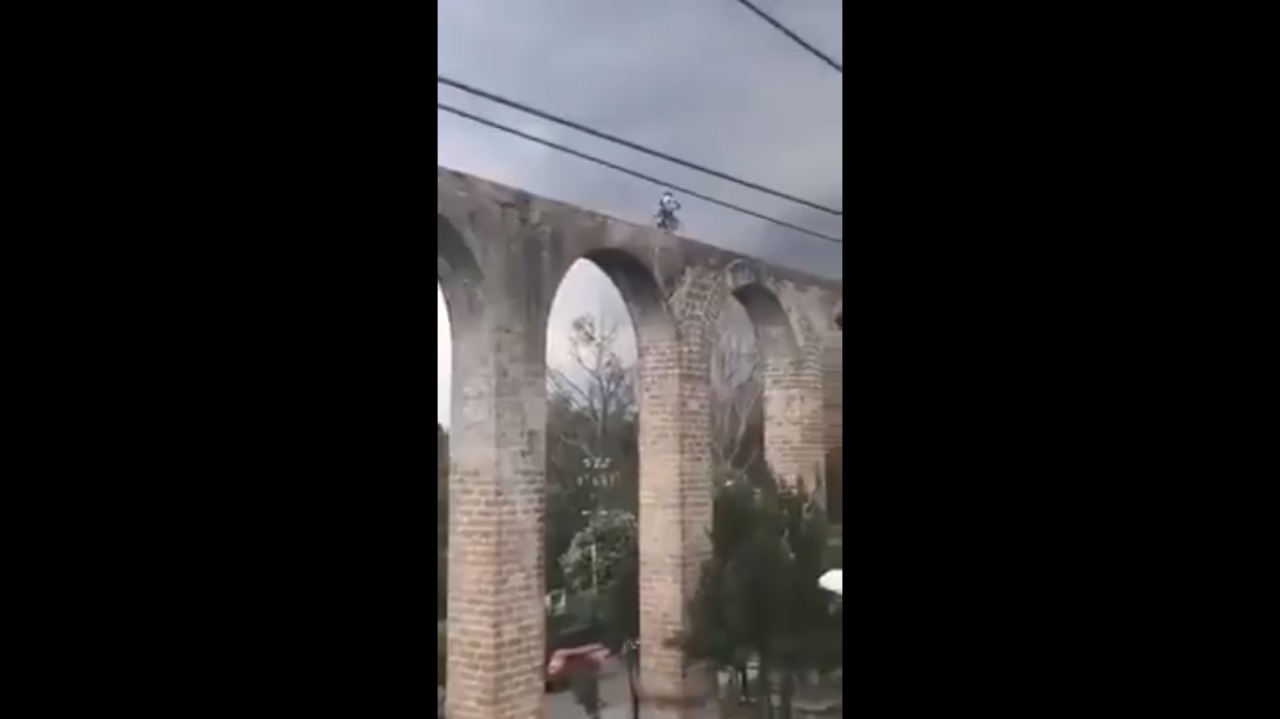 VIDEO || Ciclista cruza por los Arcos de Naucalpan