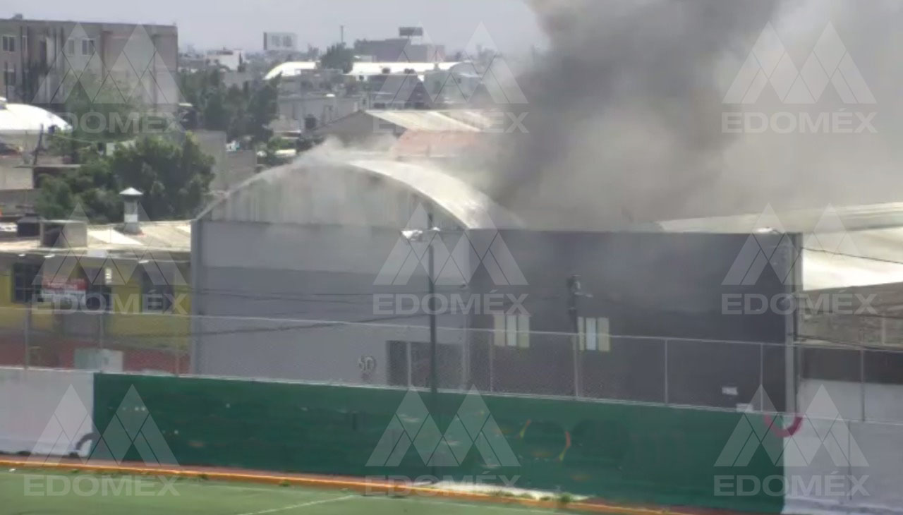 Bodega de madera se incendia en Ecatepec