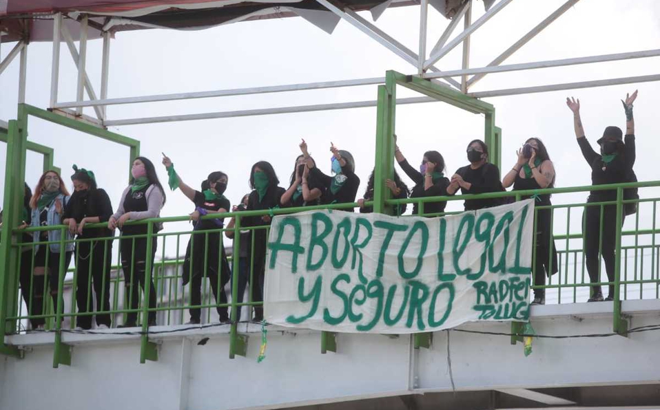 Feministas-colocan-mantas-a-favor-del-aborto-en-Toluca
