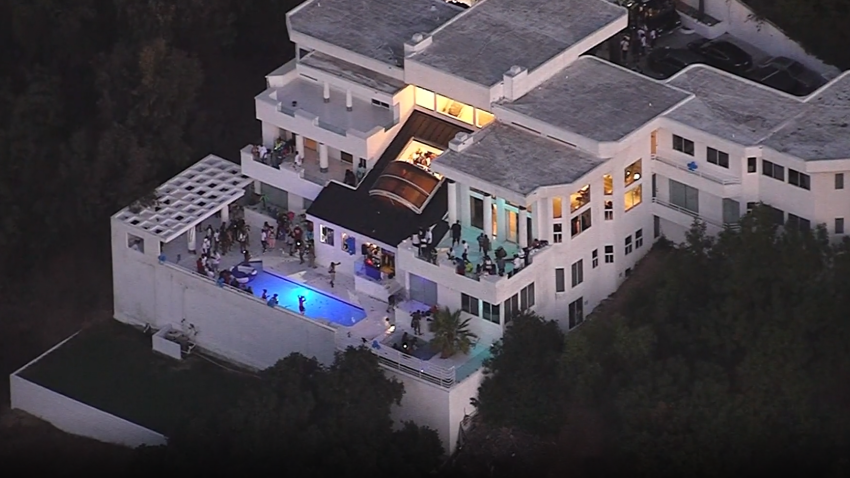 Fiesta en mansión termina con un tiroteo