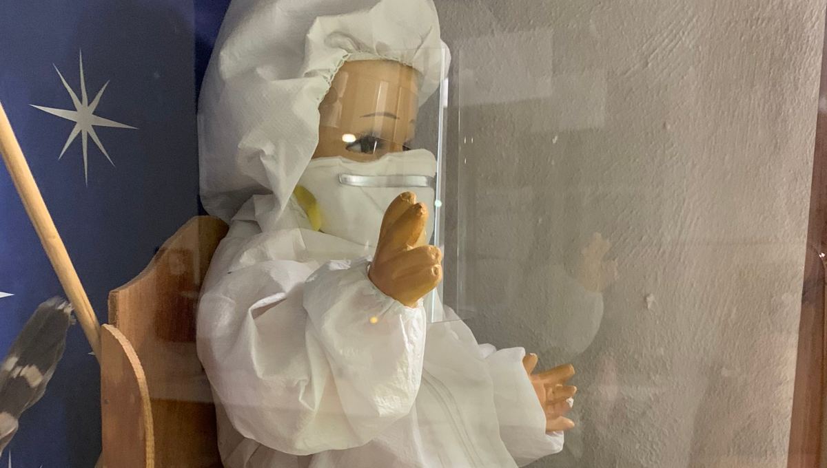 Niño Dios con traje médico, se vuelve viral