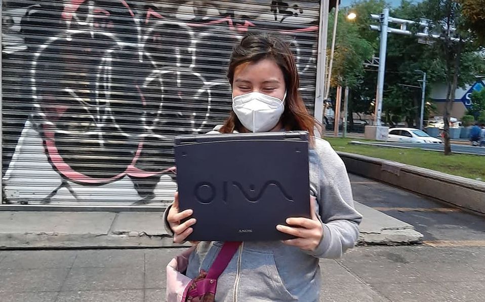 Regalan-laptops-a-estudiantes-para-el-regreso-a-clases