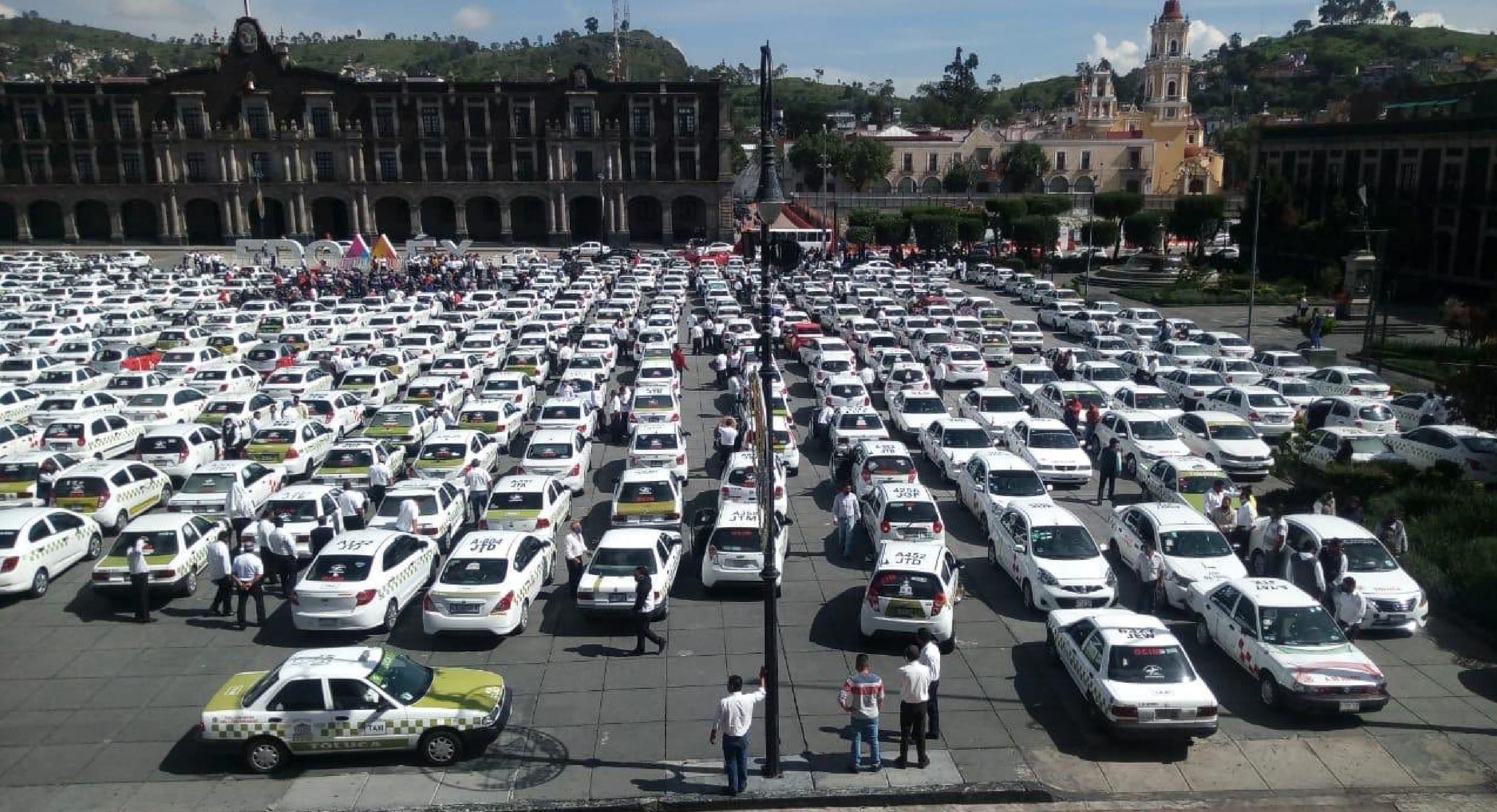 Taxistas y mototaxis se manifiestan en el centro de Toluca