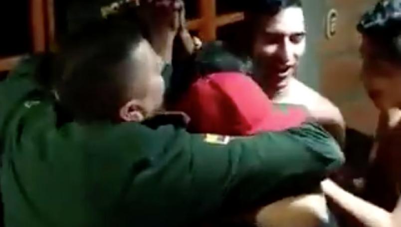 VIDEO || Policías pretendían acabar fiesta y terminan bailando reggaeton