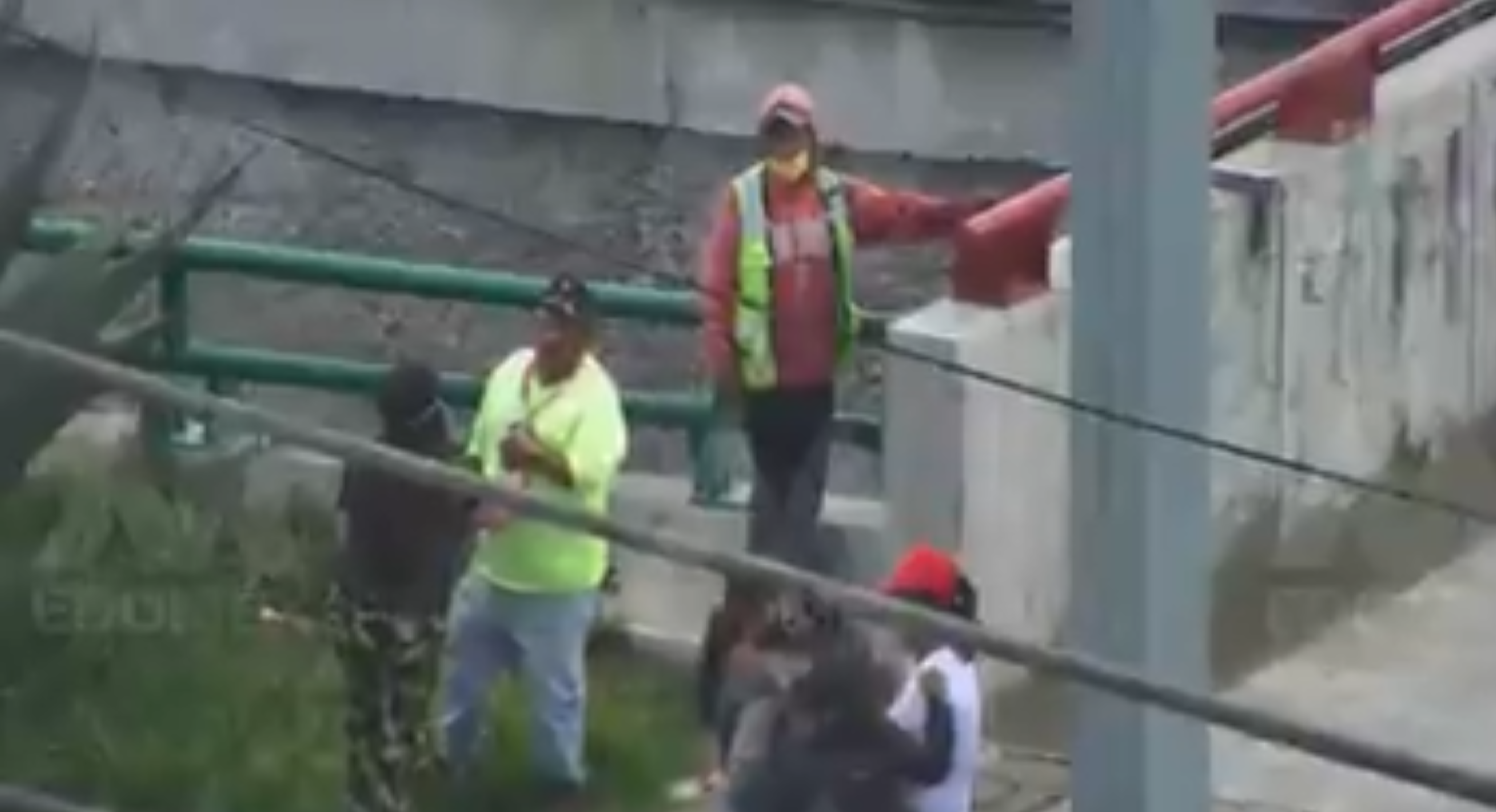 VIDEO || Salvan a mujer que pretendía quitarse la vida desde un puente en Toluca