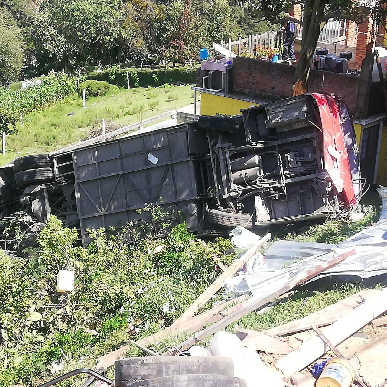 (Vídeo) Autobús vuelca en EdoMex dejando 16 personas lesionadas y 2 muertas