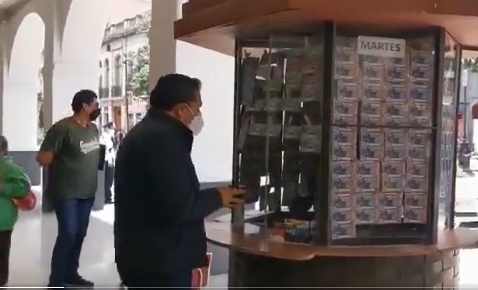 alcalde-municipal-de-toluca-compra-cachito-para-rifa-del-avion-presidencial