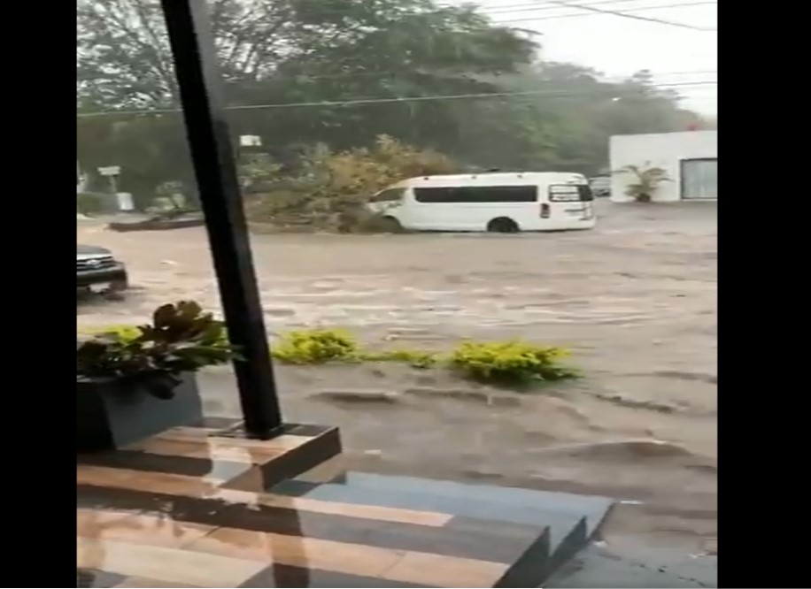 (Vídeos) Autos arrastrados por lluvias fuertes en Colima