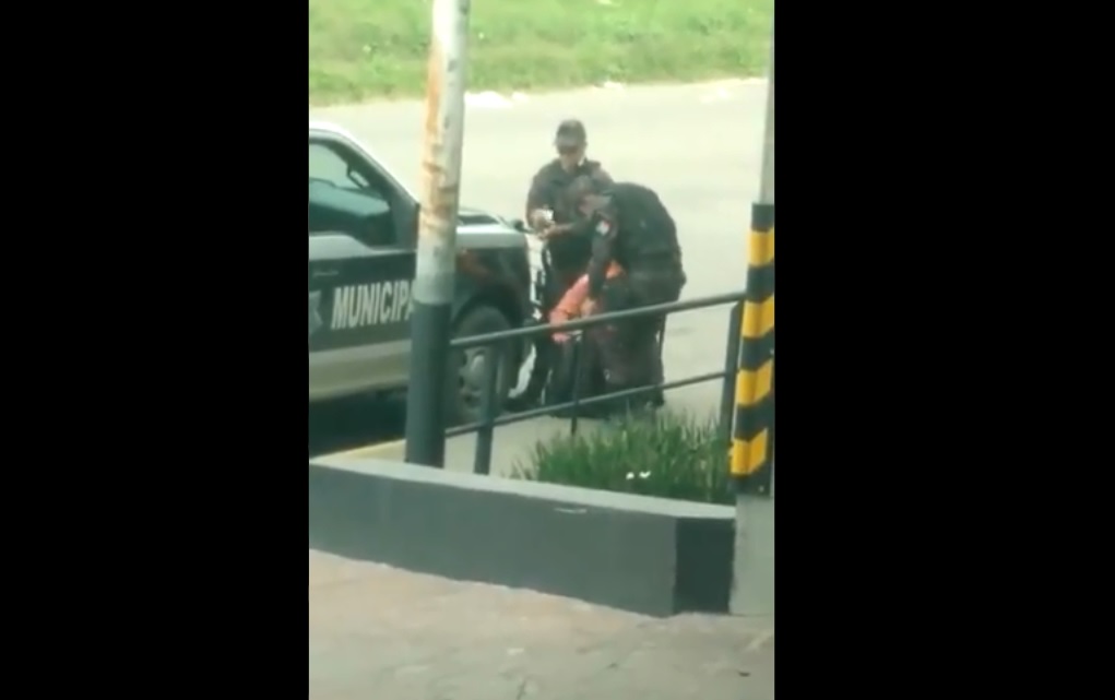 (Vídeo) Dos policías le roban dinero a un trabajador
