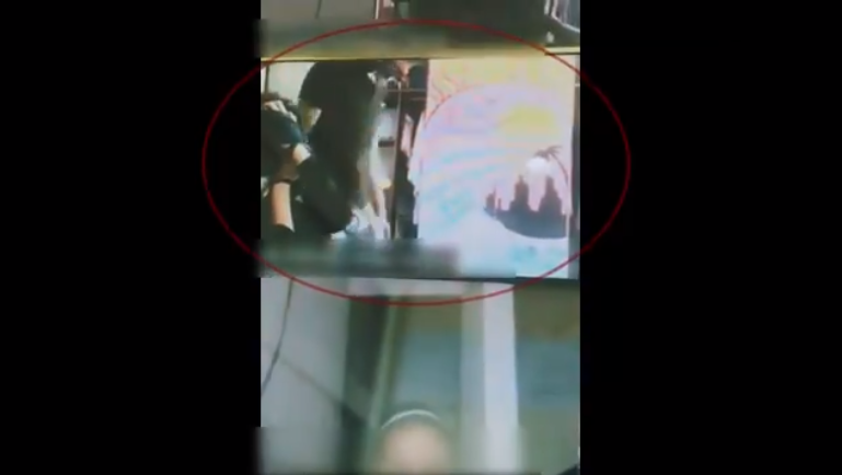 (Video) Ladrón amordaza a estudiante en plena clase en línea