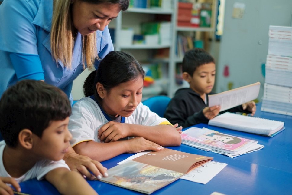 niños recibiendo clases