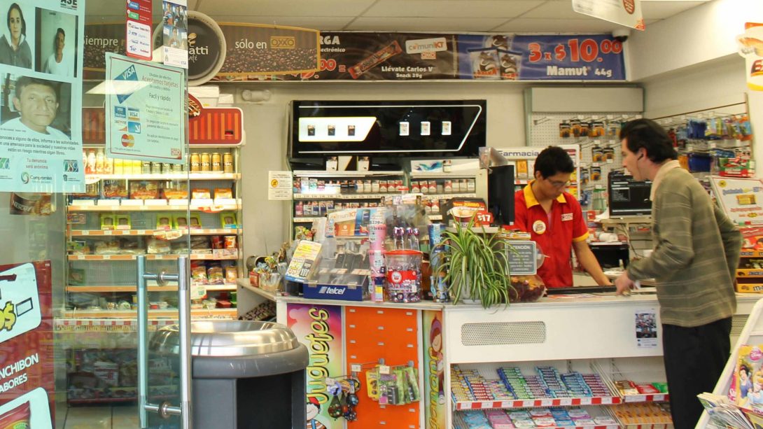 personal-de-oxxo-escupe-a-una-senora-que-pidio-usaran-cubrebocas2