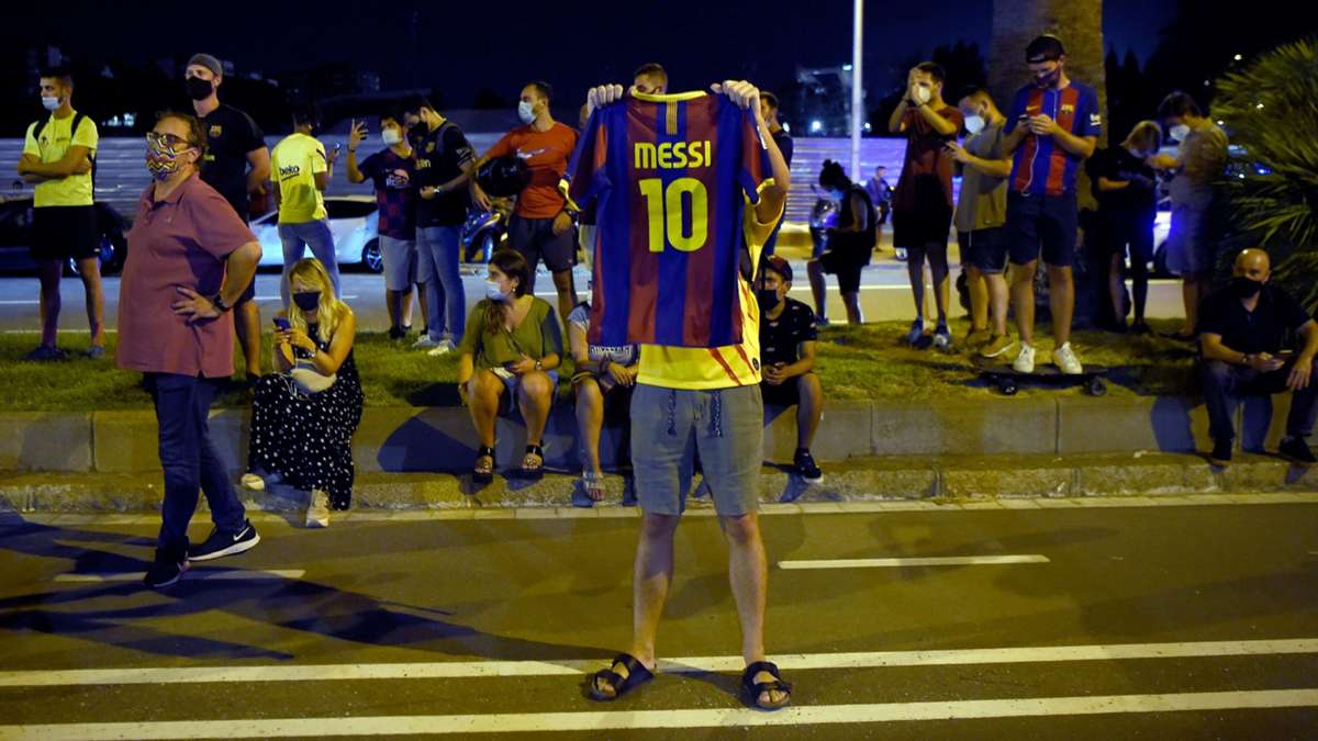 Protestas en el Camp Nou por posible salida de Messi