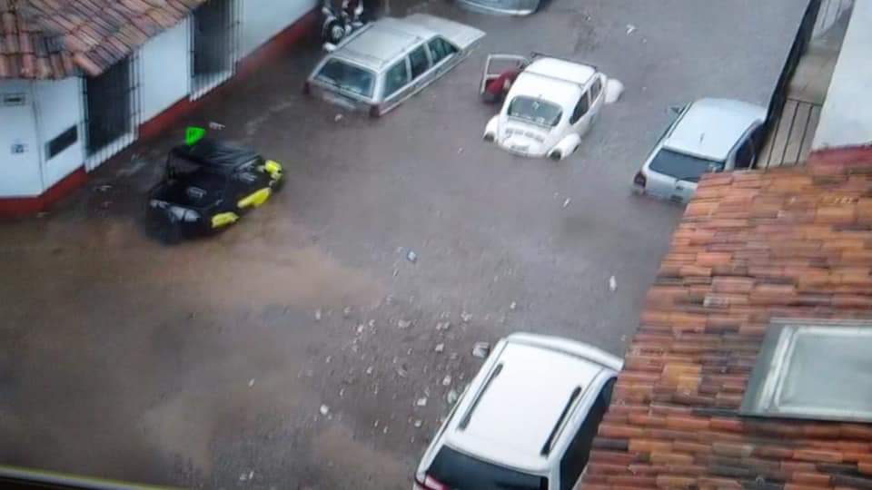 se-inundan-las-calles-de-valle-de-bravo-tras-fuerte-lluvia