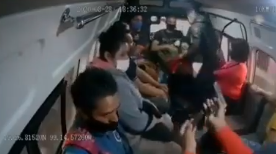 (Video) Dos hombres asaltan violentamente y quitan la vida a usuario de combi en Edomex