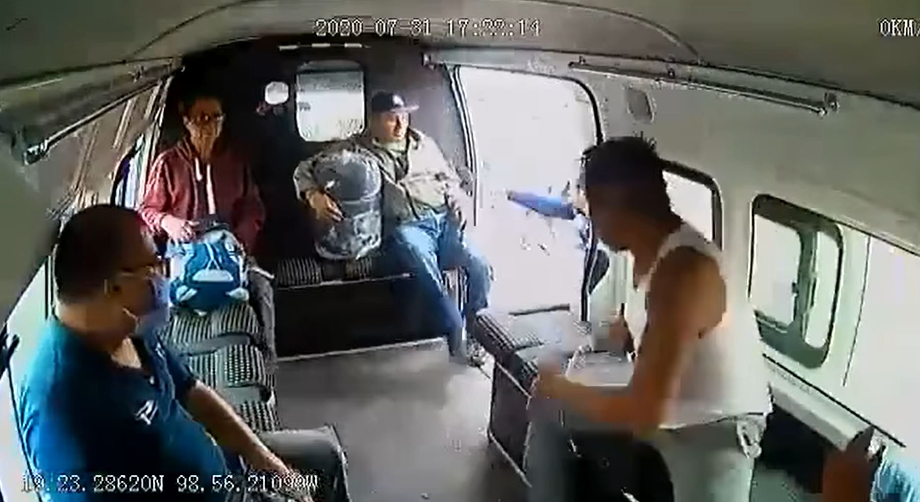 video-hombre-asalta-transporte-publico-y-pasajeros-lo-golpean-en-edomex2