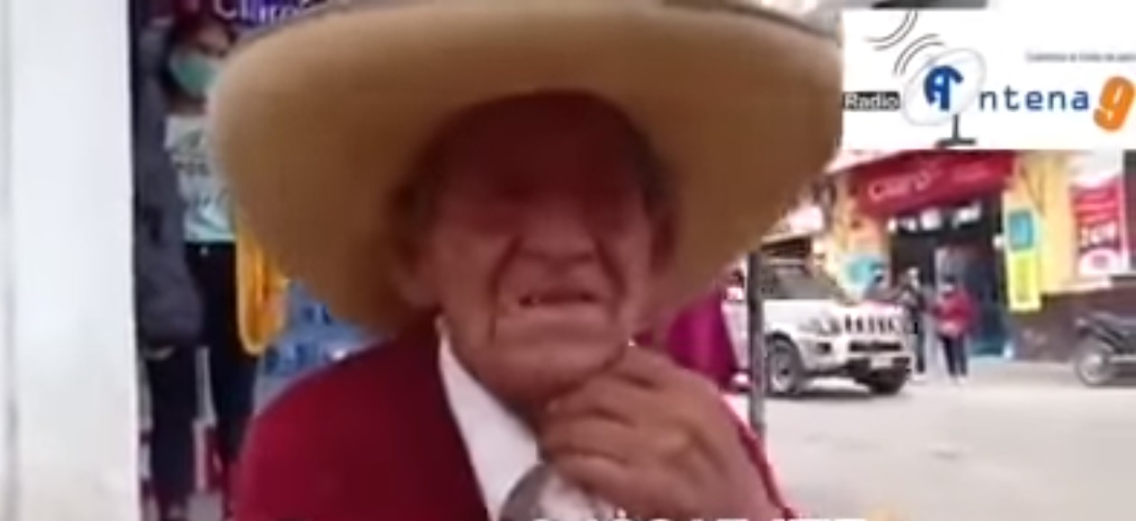 (Vídeo) Viejito llora a causa de sus hijos que le exigen su herencia en vida