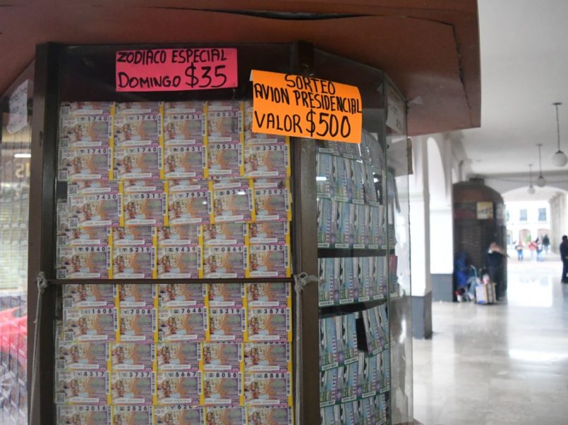 Los Toluqueños arrasan con los últimos "cachitos" para el avión presidencial, disponibles en los puestos boleteros de los Portales de Toluca.