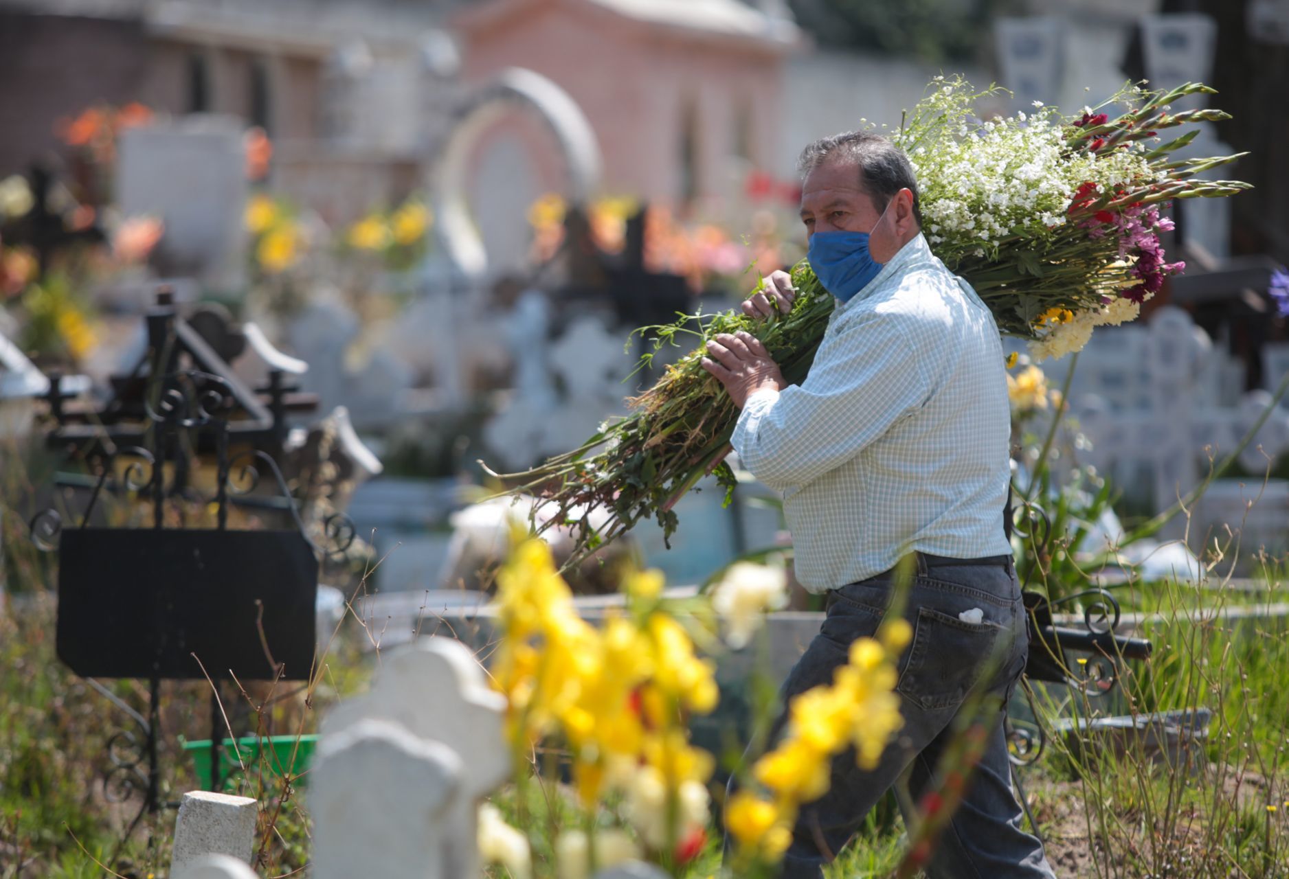 Se-registra-afluencia-de-gente-en-panteones-de-Toluca