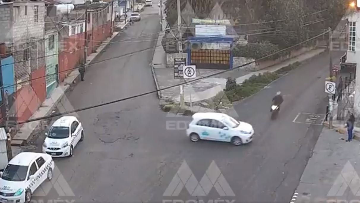 Taxista-embiste-a-motociclista-en-el-Edomex