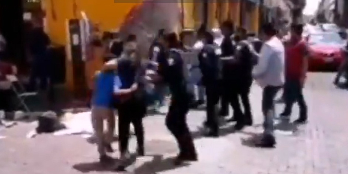 (VIDEO) Niño y madre comerciantes son agredidos por policías