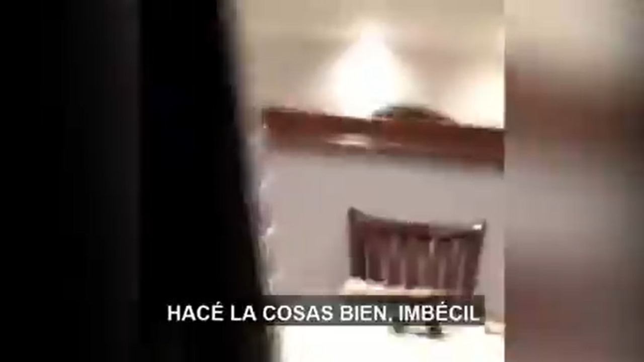 (VIDEO) Pastor agrede a su esposa en una transmisión en vivo