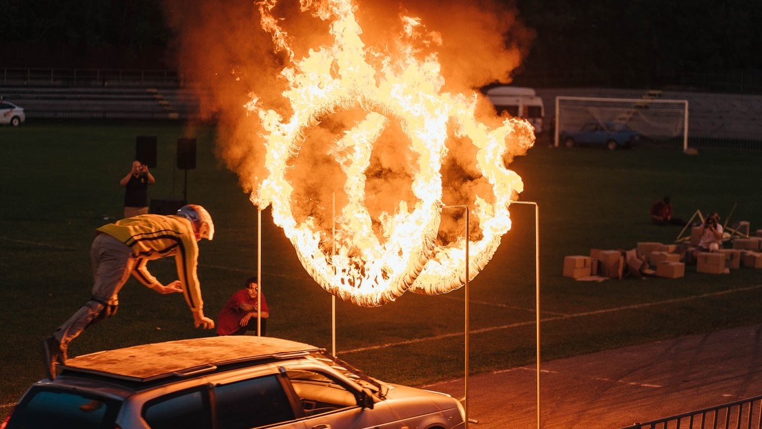 Acróbata ruso sufre accidente al intentar atravesar anillos de fuego