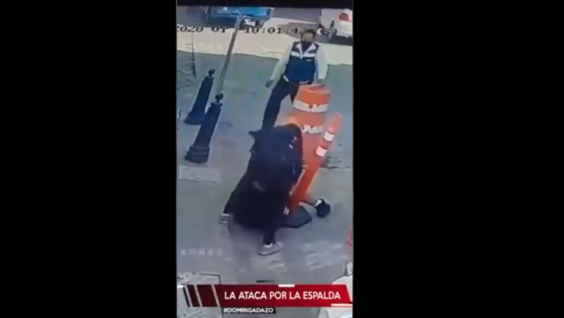 (Video) Asaltan a policía de Querétaro y ciudadano la salva de ser picada
