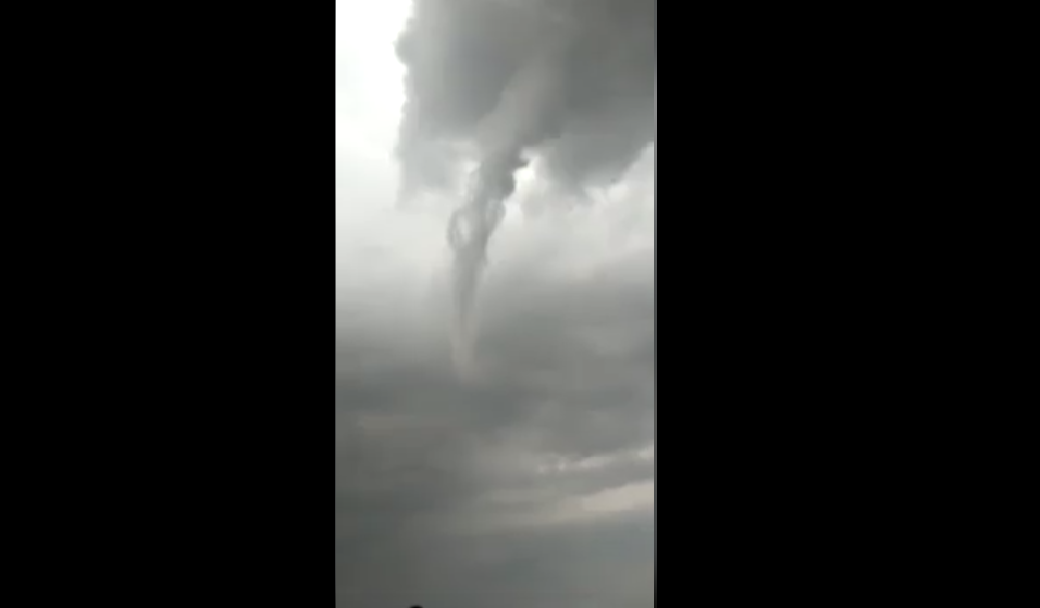 (Video) Así se formó una culebra de agua en Calimaya el pasado martes