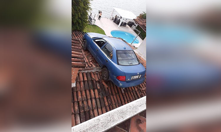 (Video) Automóvil pierde el control y termina en el tejado de una casa en Valle de Bravo