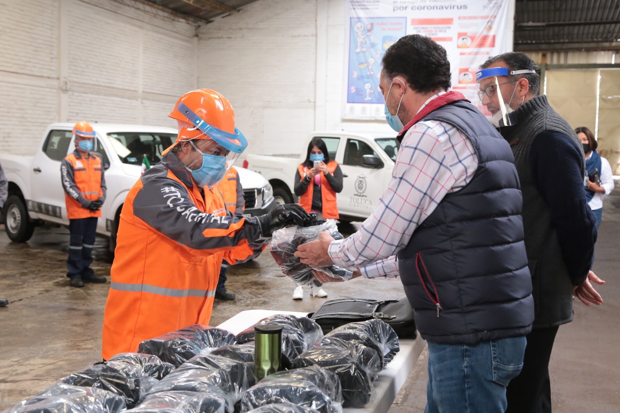 Distribuye Toluca mil 300 cubrebocas al personal de Servicios Públicos