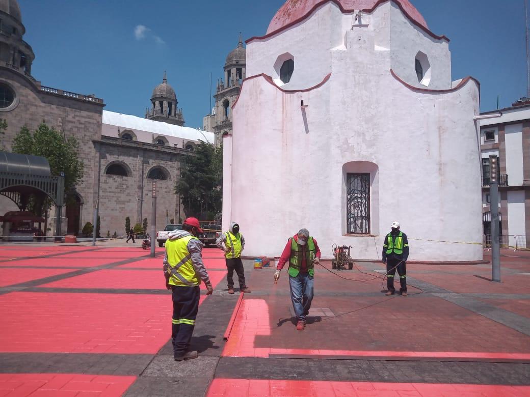 Embellecen explanada de la Plaza Fray Andrés de Castro en Toluca