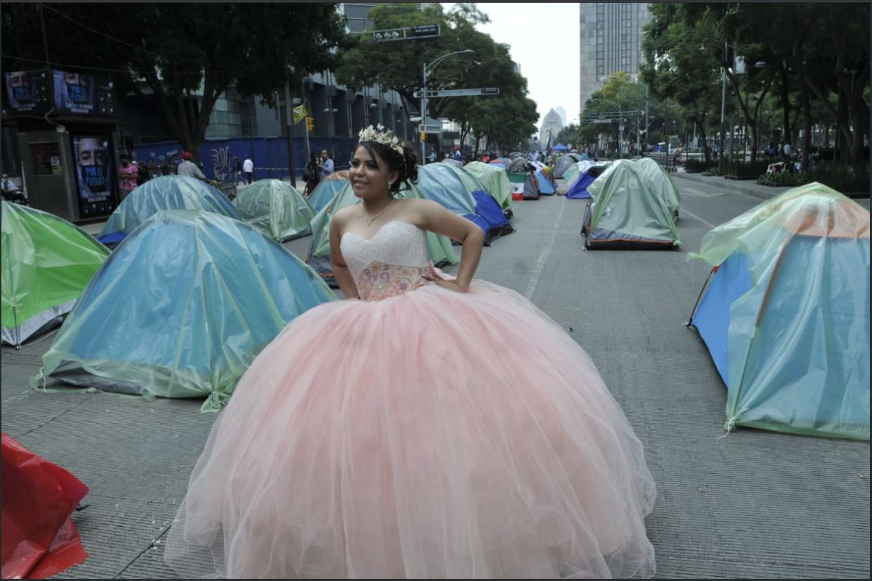 fotogaleria-quinceanera-usa-manifestacion-de-frenaaa-como-set-de-fotos