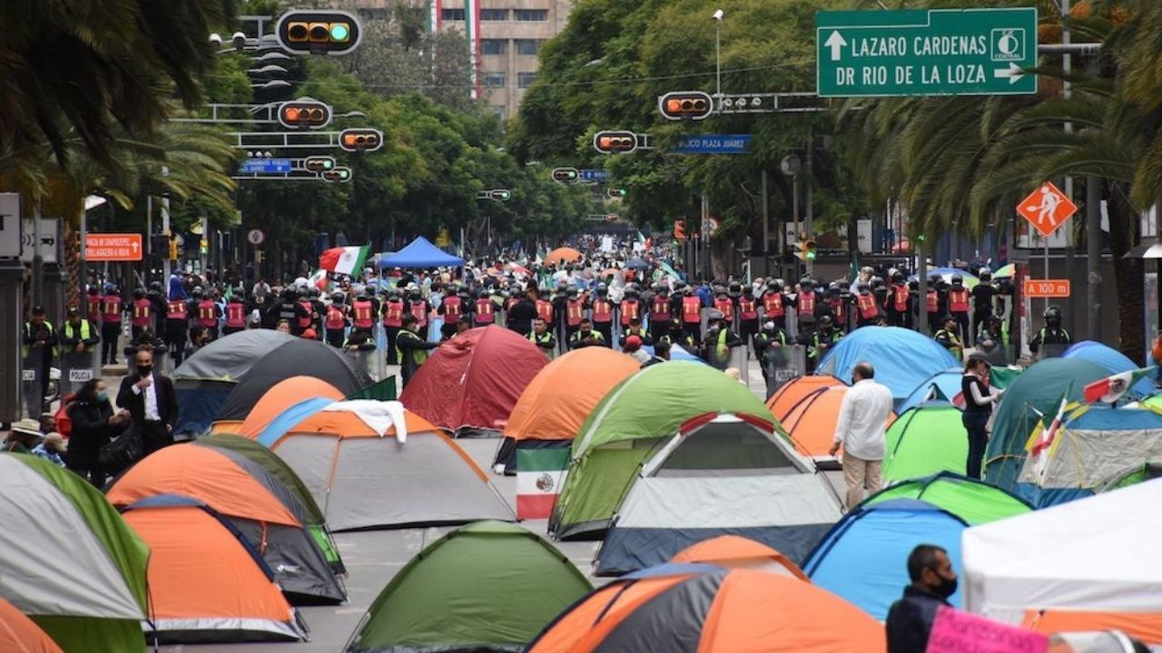 frenaaa-regala-casas-de-campana-vacias-a-jovenes-de-la-calle