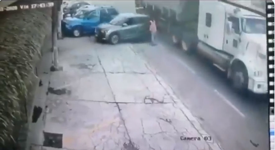(Video) Hombre es prensado entre un automóvil y la caja de un tráiler en Tlaxcala
