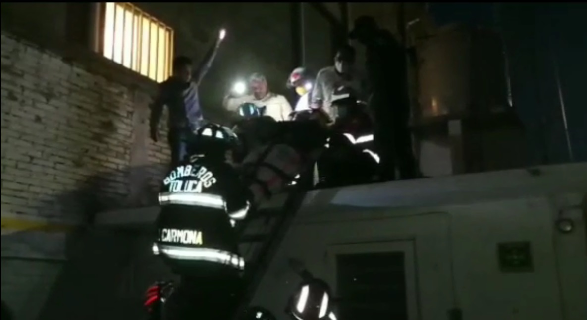 (Vídeo) Hombre intento suicidarse al lanzarse de un edificio en el Seminario