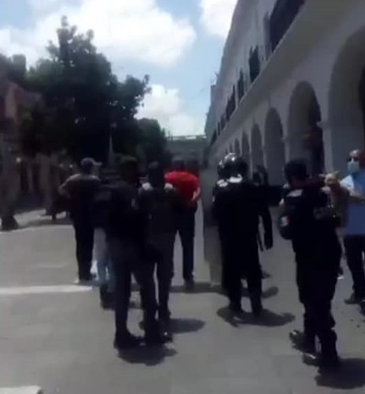 inspectores-desalojan-a-la-fuerza-a-colectivos-que-recolectaban-viveres-en-toluca-160494