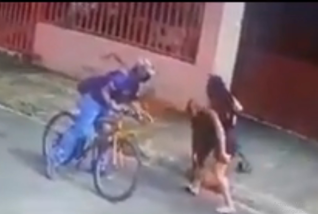 (Video) Mujer fue tocada por debajo del vestido por un hombre