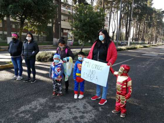 ninos-con-cancer-se-manifiestan-frente-al-hospital-del-nino
