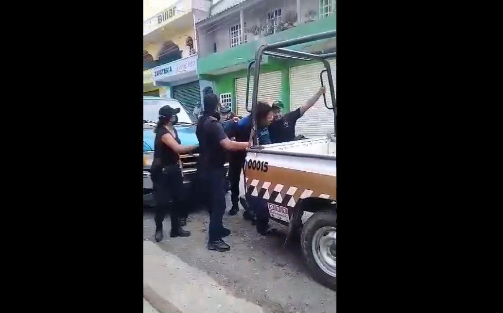 Vídeo-Policías suben a presunto delincuente con fuertes golpes a la patrulla
