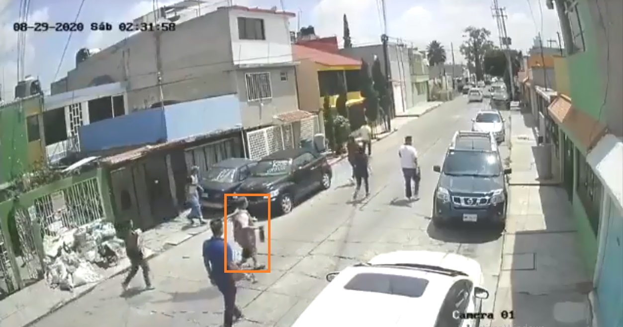Vídeo-Vecinos ahuyentan a ladrones con todo y escoba