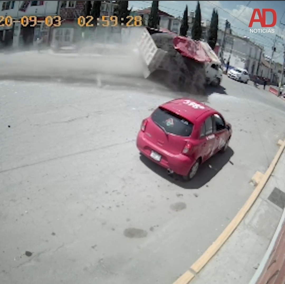 Vídeo-Camión de materiales vuelca dejando una persona muerta y otra lesionada en Calimaya