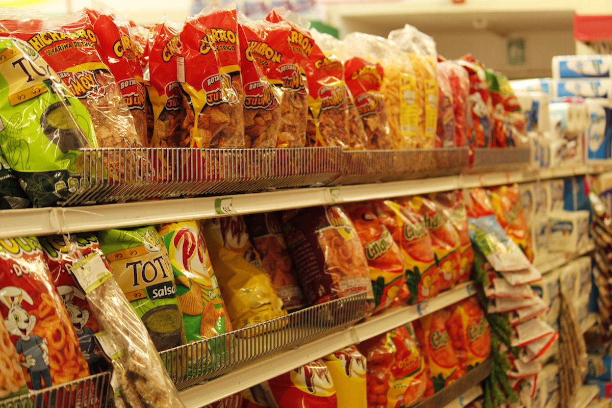 Para comprar refrescos, dulces y papas Walmart ya pide identificación