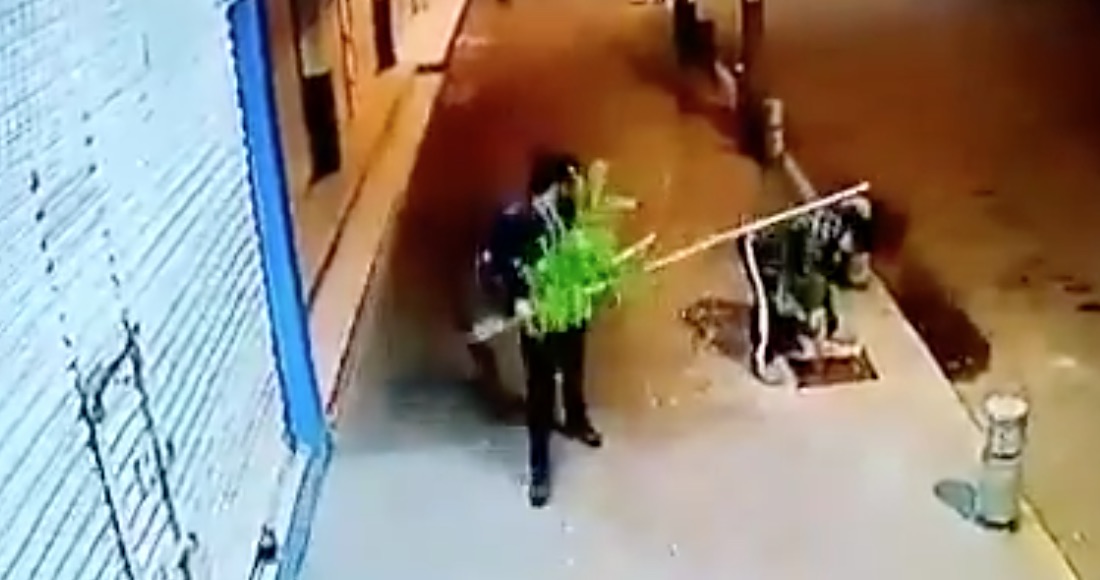 Dos-hombres-se-roban-arbolitos-en-calles-de-Toluca