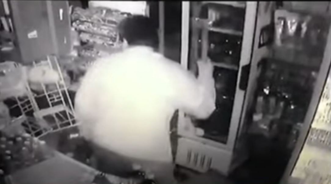 Ladrones-huyen-luego-de-que-el-dueno-de-una-tienda-se-defendiera-con-un-hacha-en-Toluca