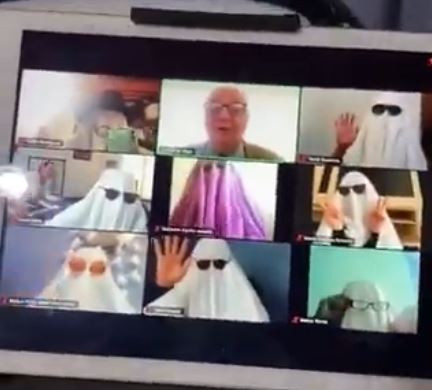 (Video) Maestro sorprendido por clase llena de fantasmas