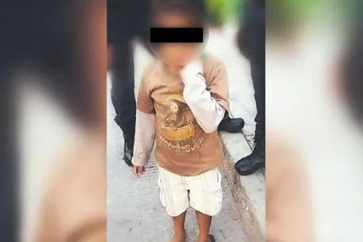 Mujer-abandona-a-su-hijo-en-la-banqueta-para-entrar-al-hotel