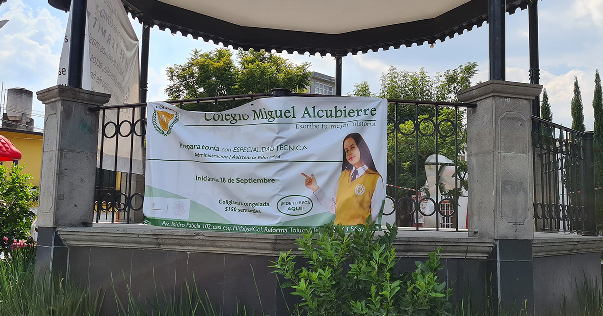 Invaden con publicidad el quiosco de San Lorenzo Tepaltitlan